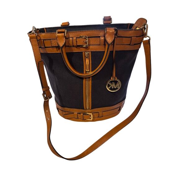 Michael Kors Retired Kingsbury Bucket Bag, Navy in Nice Condition! - Picture 1 of 14